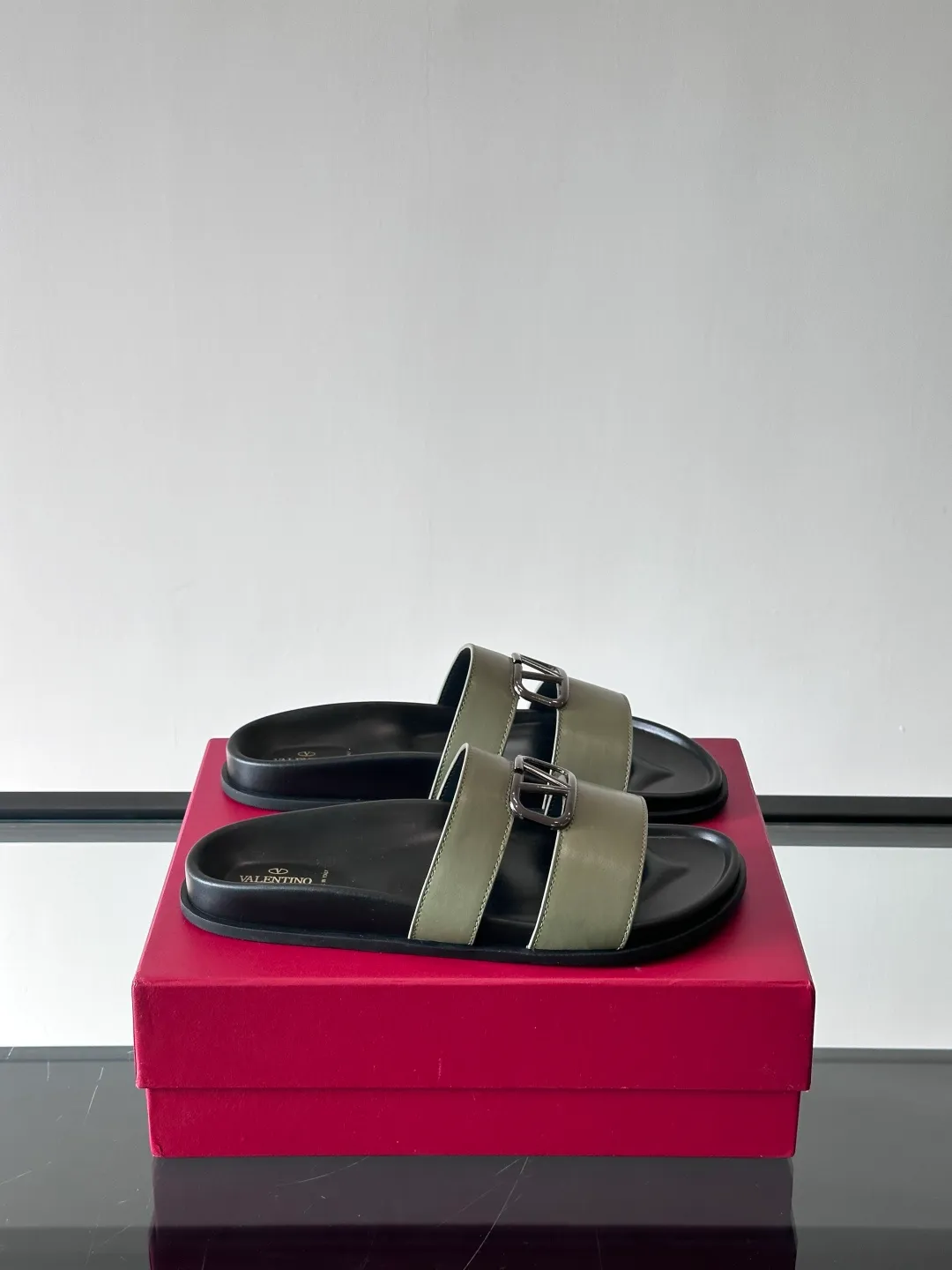 Men's shoes 💰p320 "VALENTINO" Valentino Men's 🧍‍♂️ Spring and summer new style metal rivet flat slippers, elegant sandals, the same style worn by celebrities, original molding, imported calfskin. Rubber outsole. Soft and durable, full set of counter packaging size: 39-44 (customized at 38.45.46)